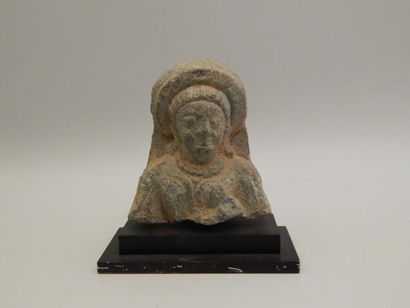 Torse de femme en schiste. H : 14cm. GANDHARA...