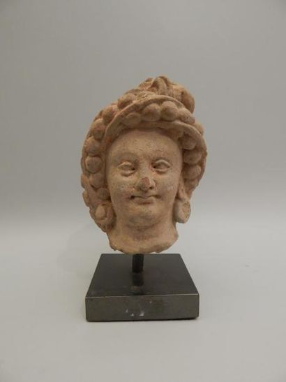 Tête de femme à la coiffure enrubannée, en...