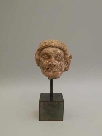 Tête d’adorant en terre cuite.H :9.5cm. GANDHARA...