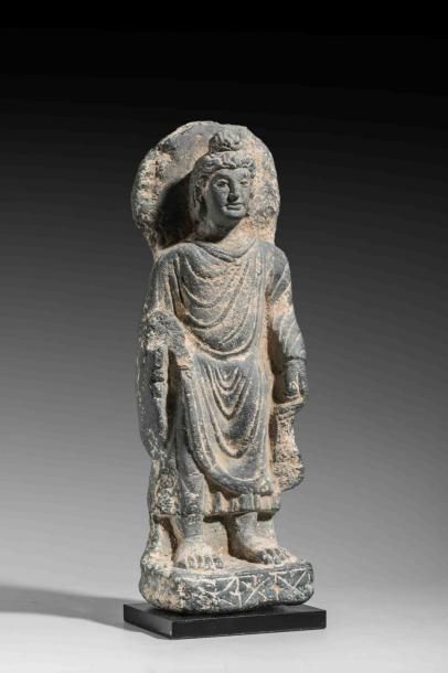 Bouddha auréolé debout, à la coiffure en...