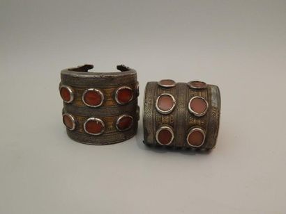 Paire de bracelets en métal argentifère à...
