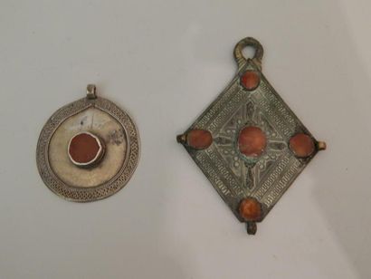 Deux plaques en métal argentifère ornées...