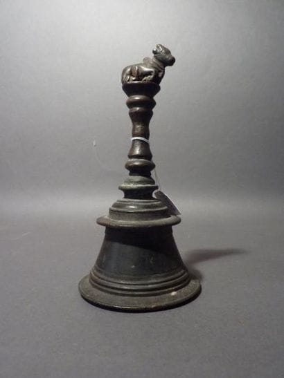 37 bis. Petite cloche en bronze, surmontée...