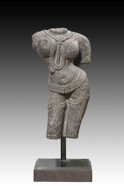 Corps d’Apsara en « tribangha » mouvement...