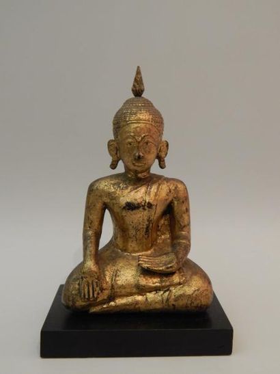 Bouddha assis en position de prise de terre...