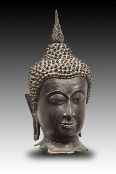 Tête de Bouddha en bronze. Début du XXe siècle....