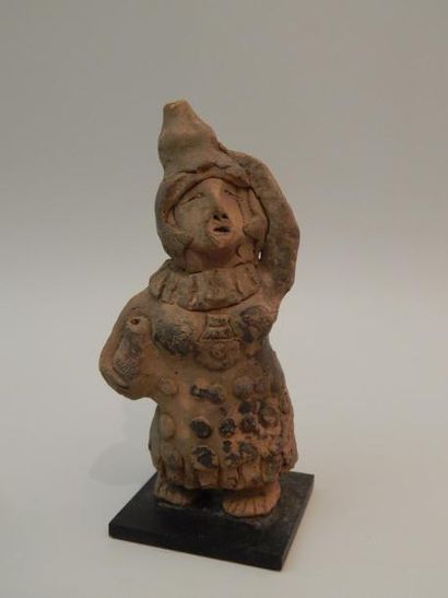 Femme debout à la cruche en terre cuite....