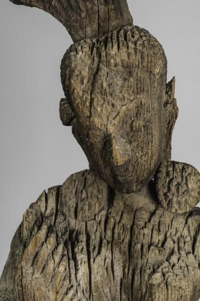 Statuette en bois représentant Sarasvati...