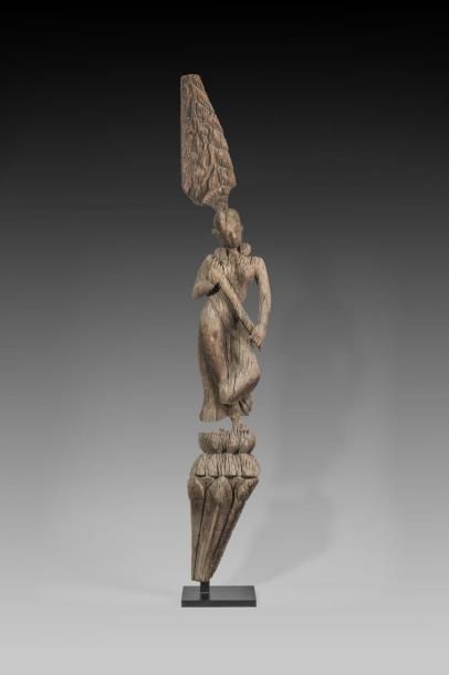 Statuette en bois représentant Sarasvati...