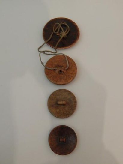 Quatre boutons de moine en loupe. Tibet....