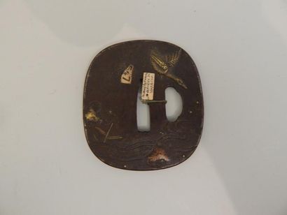 Tsuba kaku gata en fer à décor incrusté dans...