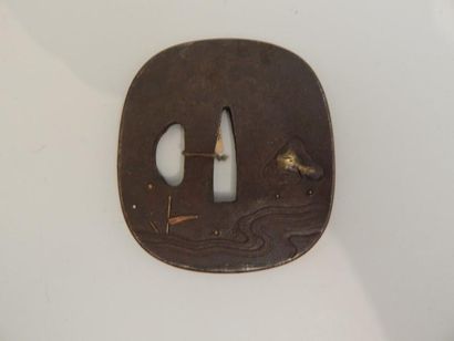 Tsuba kaku gata en fer à décor incrusté dans...