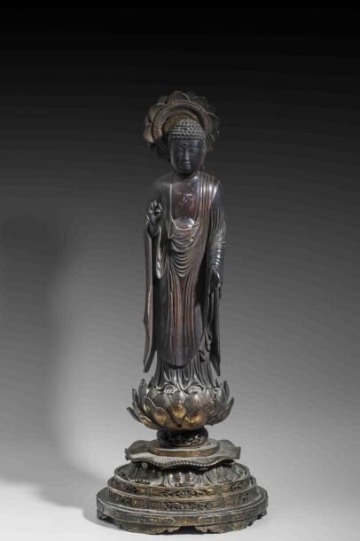 Statue en bois de Bouddha auréolé debout...