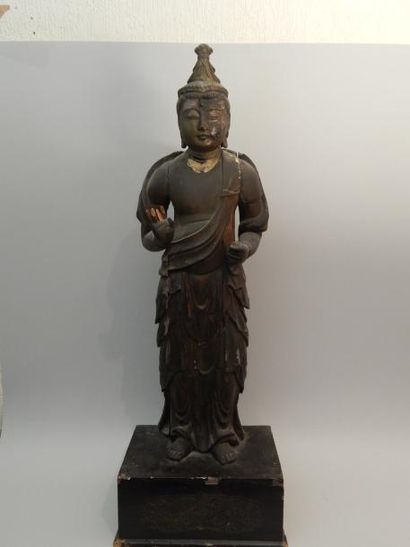 Statue de Kannon en bois debout sur une base...