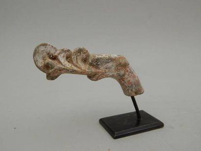 Tête de dragon en terre cuite. L : 13 cm....