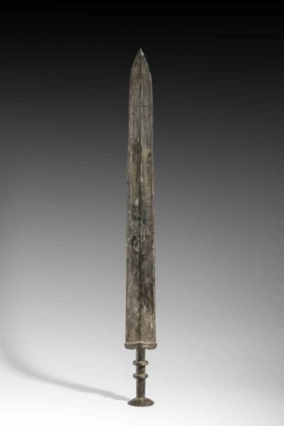 Epée en bronze. L: 55cm. HAN (206 av. J.C....