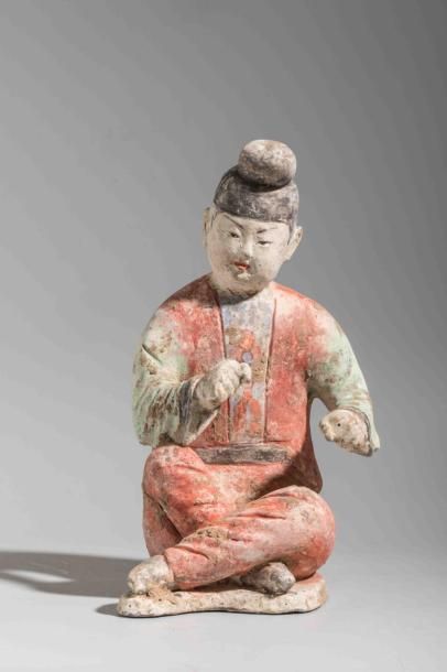 Statuette en terre cuite à polychromie représentant...