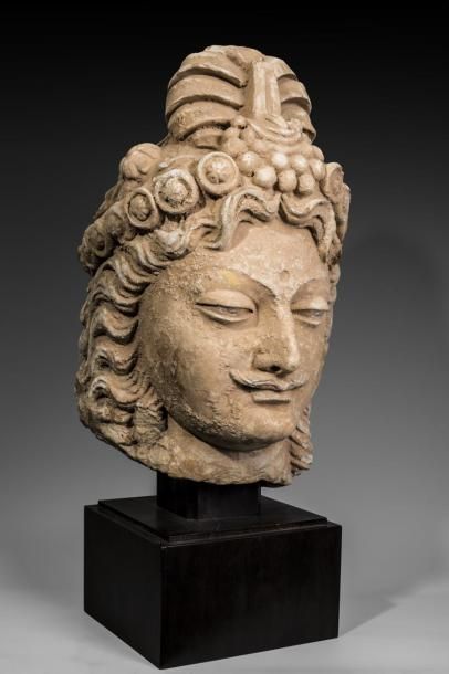 Tête de Bodhisattva en stuc portant un turban...
