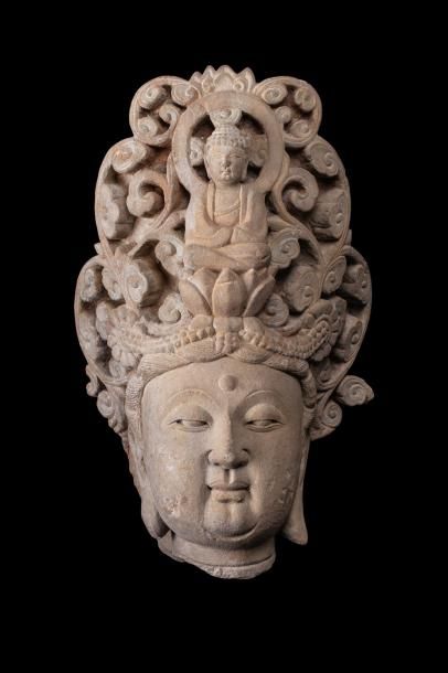 Tête de Bodhisattva Guanyin en grès, à la...