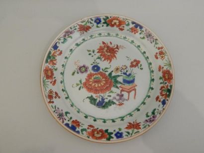 Assiette en porcelaine à décor “famille verte”...