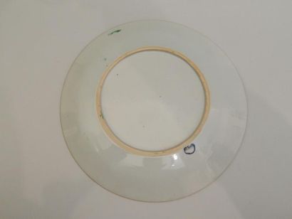 Assiette en porcelaine à décor “famille verte”...