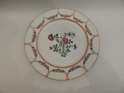 Plat en porcelaine à décor “famille rose”...
