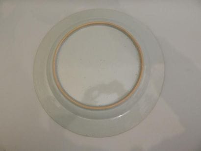 Plat en porcelaine à décor “famille rose”...