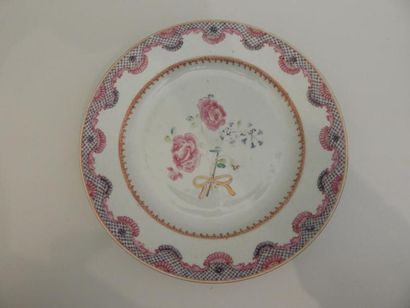 Assiette en porcelaine à décor “famille rose”...
