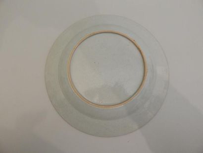 Assiette en porcelaine à décor “famille rose”...