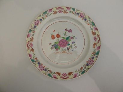 Assiette en porcelaine à décor “famille rose”...