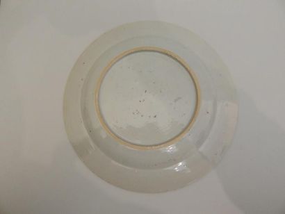 Assiette en porcelaine à décor “famille rose”...
