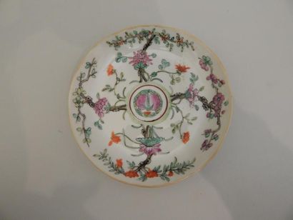 Coupe ourlée en porcelaine à décor “famille...