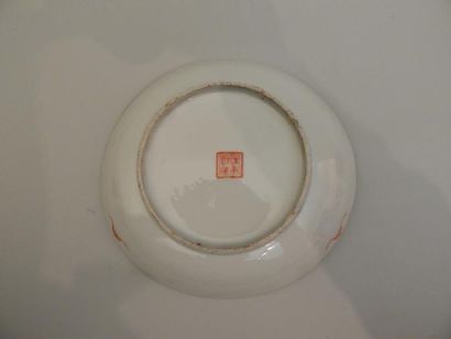 Coupe ourlée en porcelaine à décor “famille...