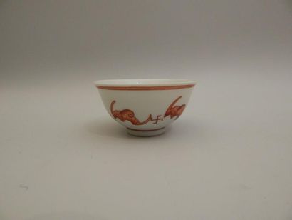Bol en porcelaine à décor rouge et or de...