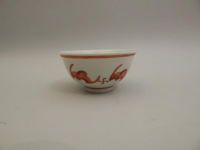 Bol en porcelaine à décor rouge et or de...