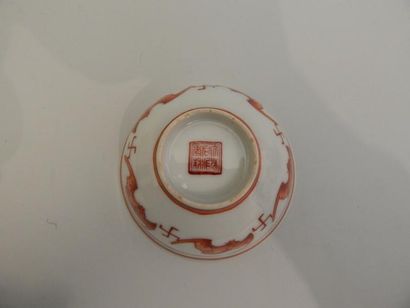 Bol en porcelaine à décor rouge et or de...