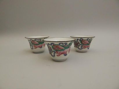 Trois coupes évasées en porcelaine à décor...