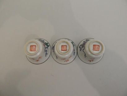 Trois coupes évasées en porcelaine à décor...