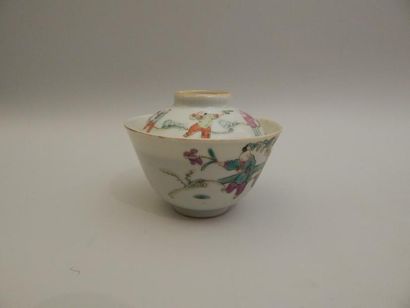 Bol couvert en porcelaine à décor “famille...