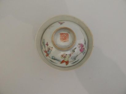 Bol couvert en porcelaine à décor “famille...