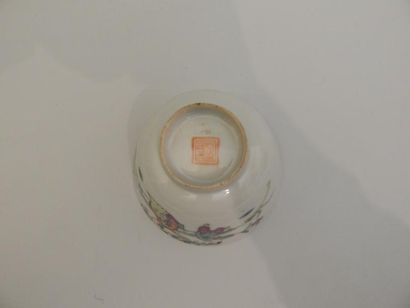 Bol couvert en porcelaine à décor “famille...