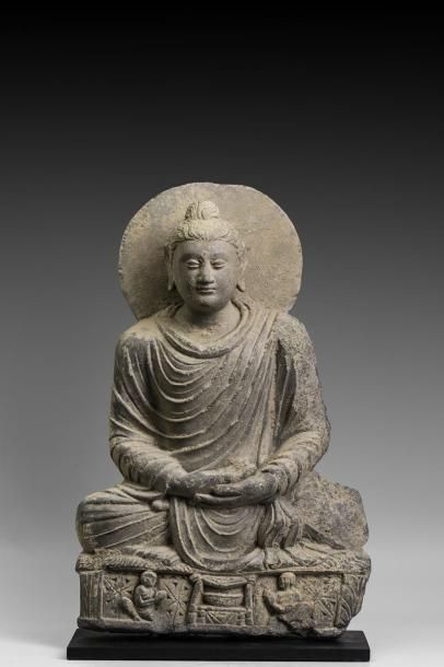 Bouddha auréolé assis en méditation, les...