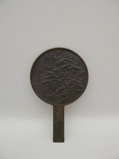 Miroir circulaire à manche en bronze à décor...