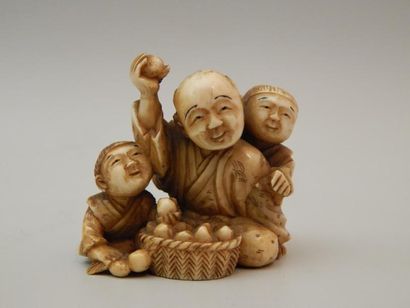Netsuke en ivoire représentant un marchand...