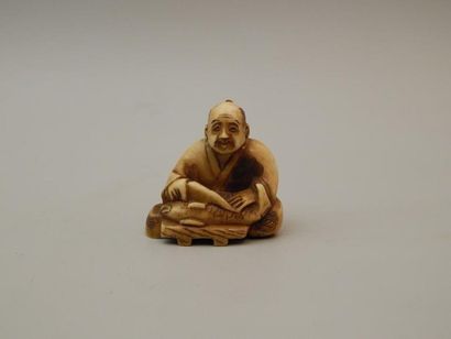 Netsuke en ivoire représentant un marchand...