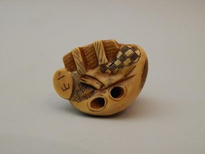 Netsuke en ivoire représentant un marchand...