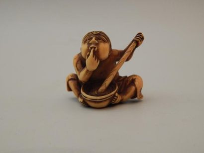 Netsuke en ivoire représentant un personnage...