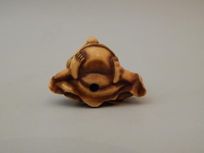 Netsuke en ivoire représentant un personnage...