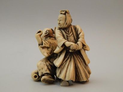 Groupe de deux personnages en ivoire. H :...