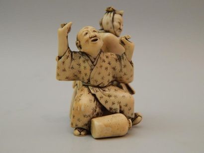 Groupe de deux personnages en ivoire. H :...